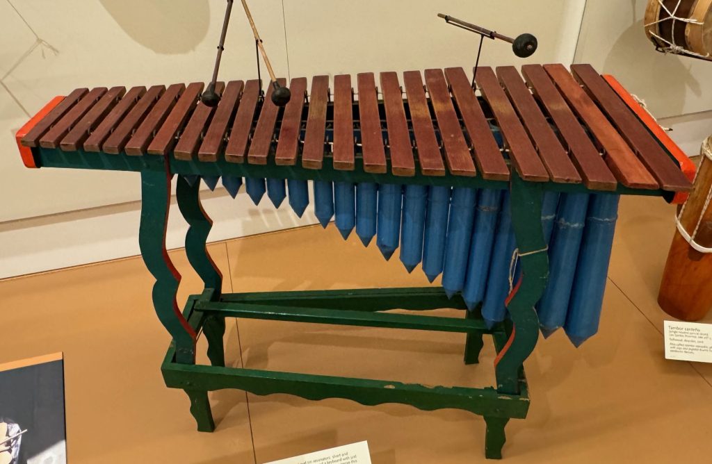 Instrument made from different lengths of wood strips, which are hit by handheld mallets