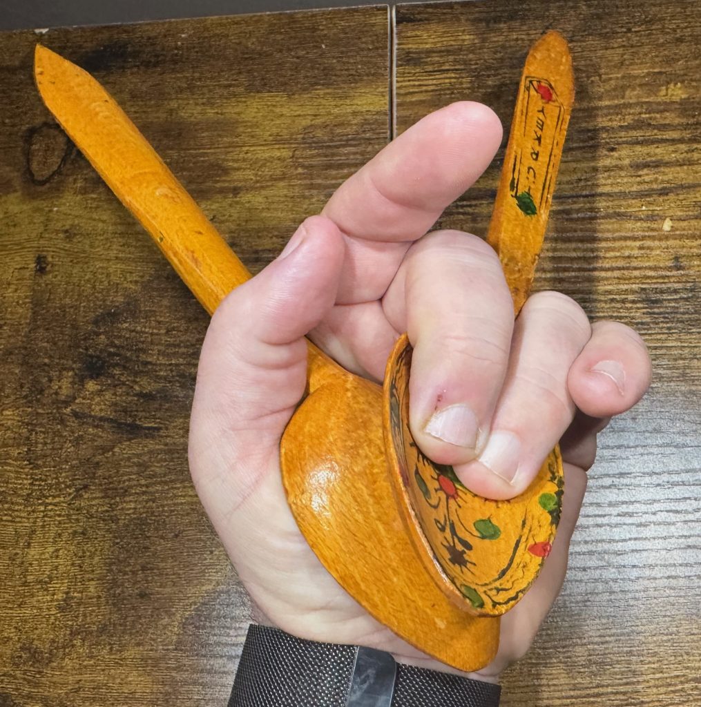 Figure 27.4: Hand position for Turkish spoons